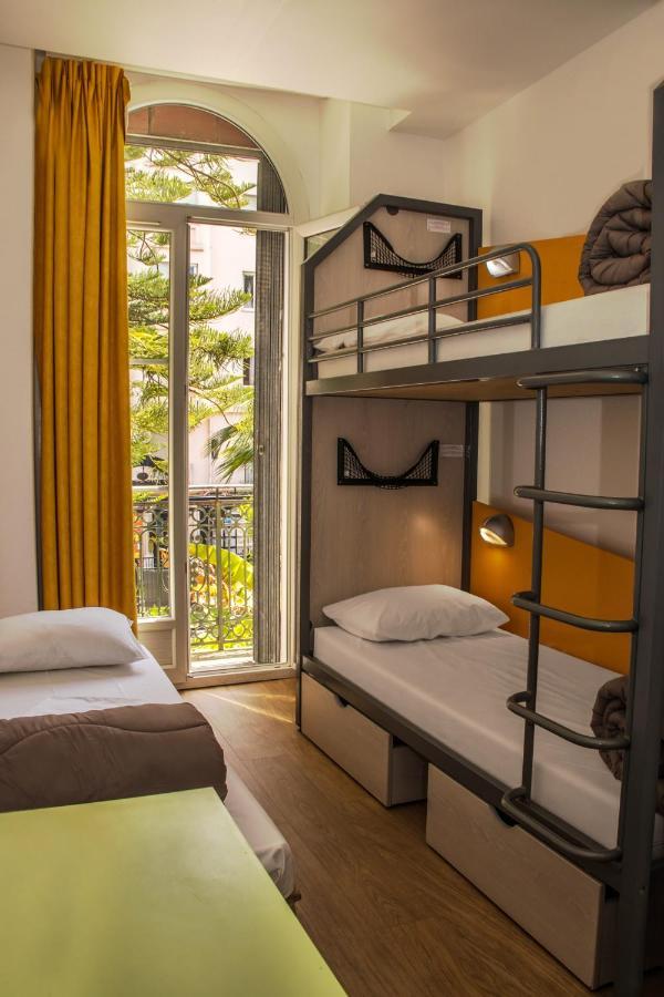 Triple Room with Shower – Shared Toilets